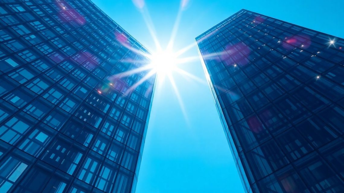 Moderne Glasarchitektur mit geometrischen Mustern im Sonnenlicht.